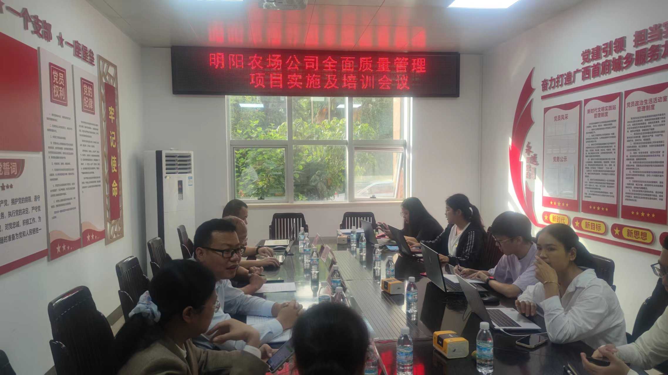 实施人员在广西农垦明阳农场进行现场调研(图1)