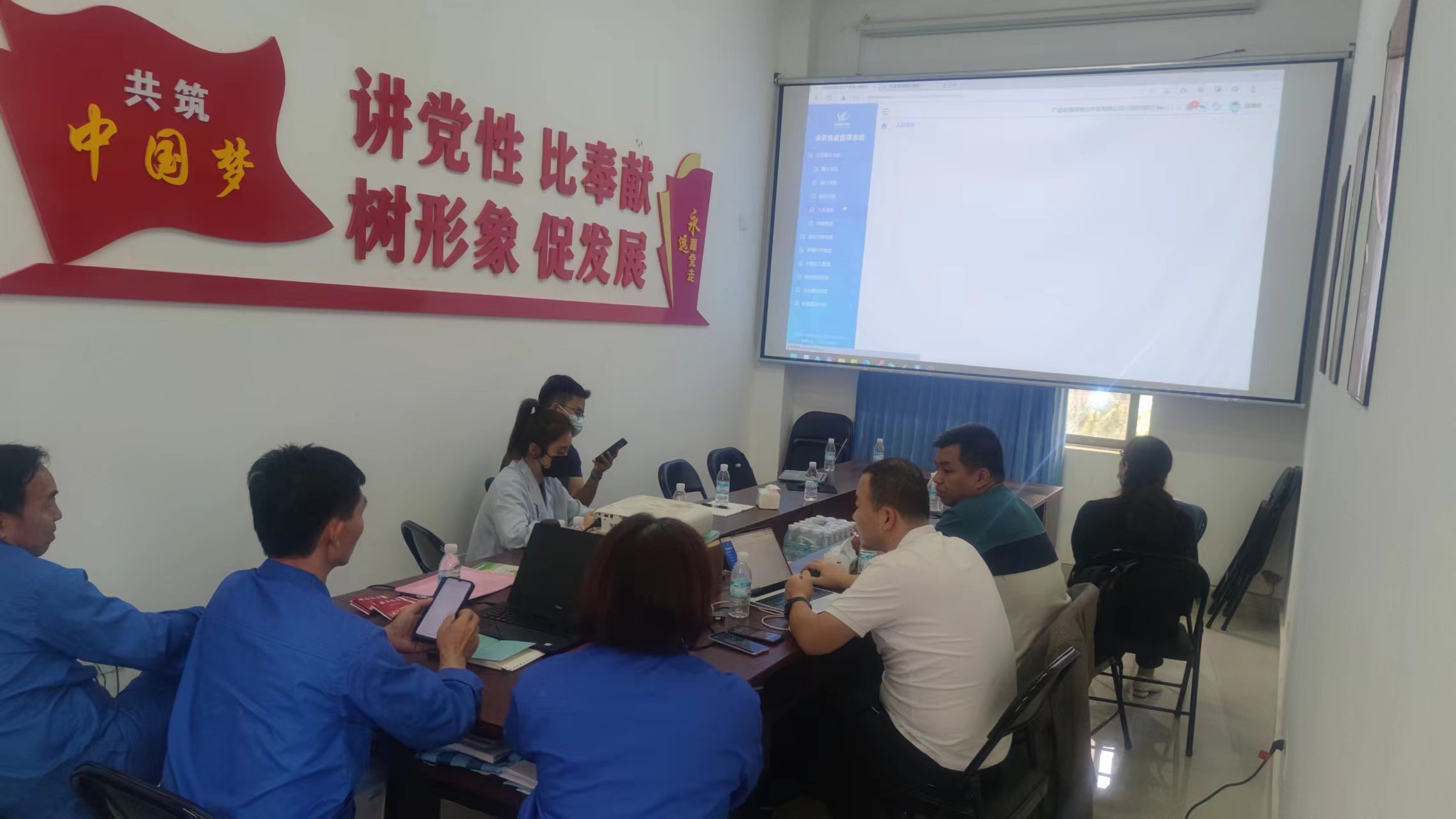 项目组在绿姆山牛业现场培训牛肉追溯系统(图1)