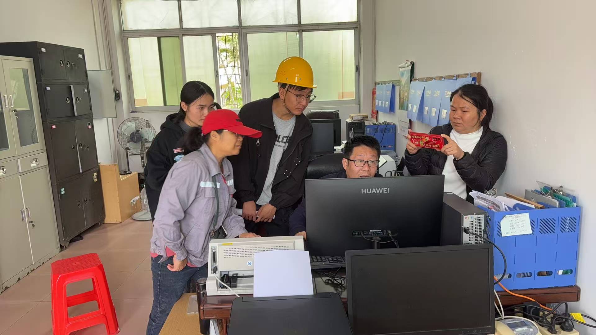 项目组在湛江广垦糖业全产业链质量数字化管理系统进行现场服务(图1)