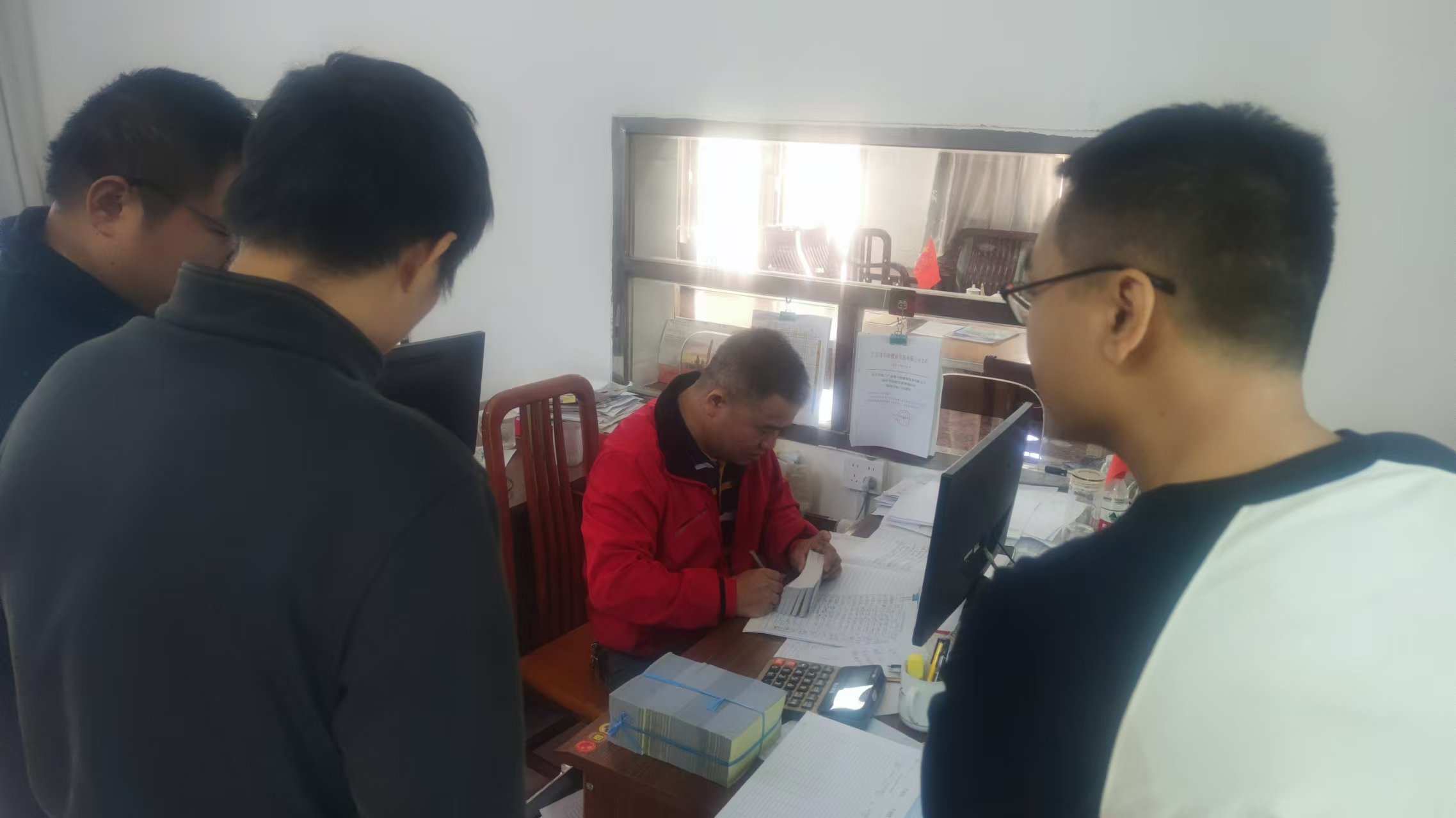 项目组在湛江广垦糖业全产业链质量数字化管理系统进行现场服务(图2)